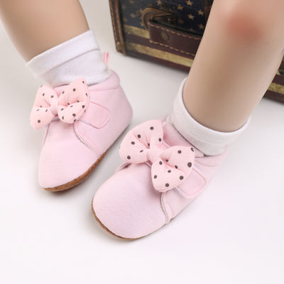 Cuddly knitted animal baby shoes